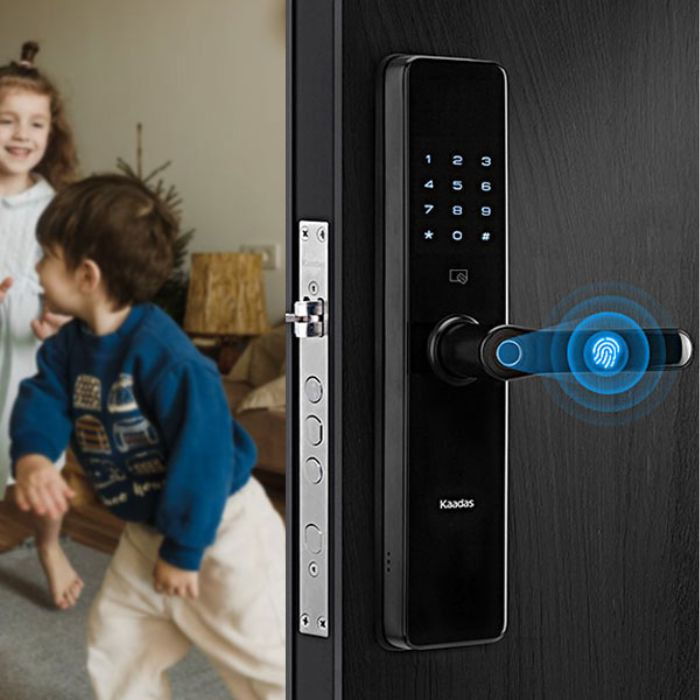 Khóa cửa mật khẩu kết hợp quét vân tay phù hợp với gia đình có trẻ nhỏ và người già.