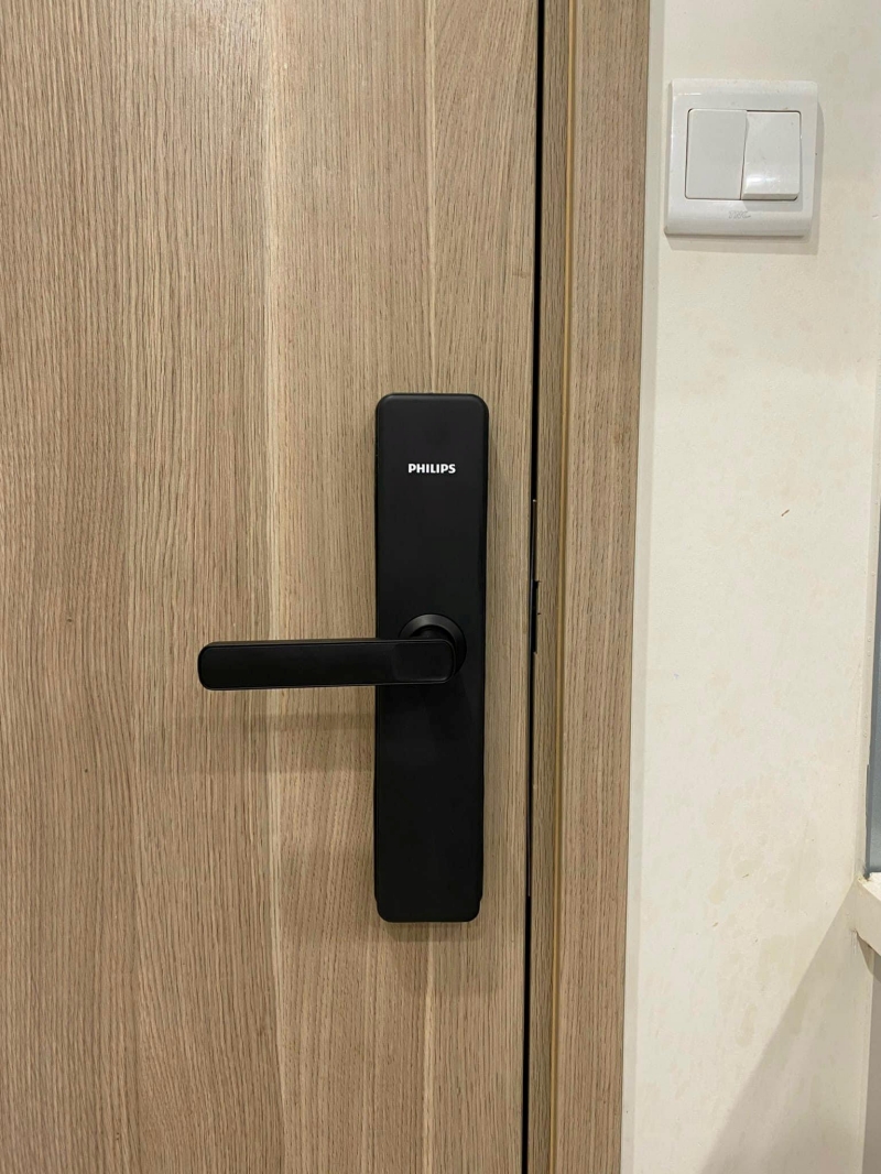 Khóa điện tử tay gạt phổ biến, hỗ trợ đa phương thức mở khóa.