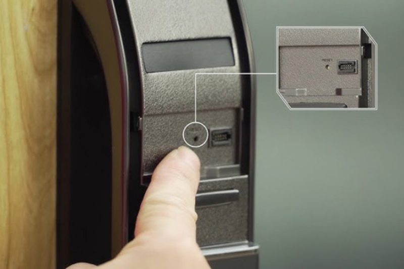 Thao tác reset khóa cửa thông minh bằng nút REG bên trong hộp pin để khôi phục cài đặt mặc định.