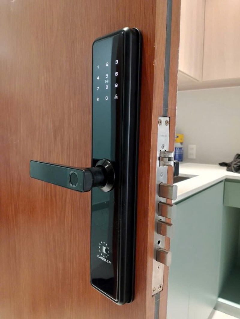 Top 8+ Khóa Điện Tử Tay Gạt Bảo Mật Cao, Giá Tốt Nhất Mẫu khóa điện tử tay gạt Kassler KL-282BL thiết kế hiện đại cho cửa gỗ và cửa thép.