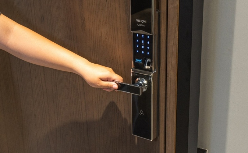 Hướng Dẫn Cách Lắp Khóa Cửa Thông Minh Tại Nhà Từ A–Z Người dùng nên đóng/ mở liên tục để kiểm tra độ khít và sự ăn khớp của chốt khóa nhằm đảm bảo vận hành chính xác.