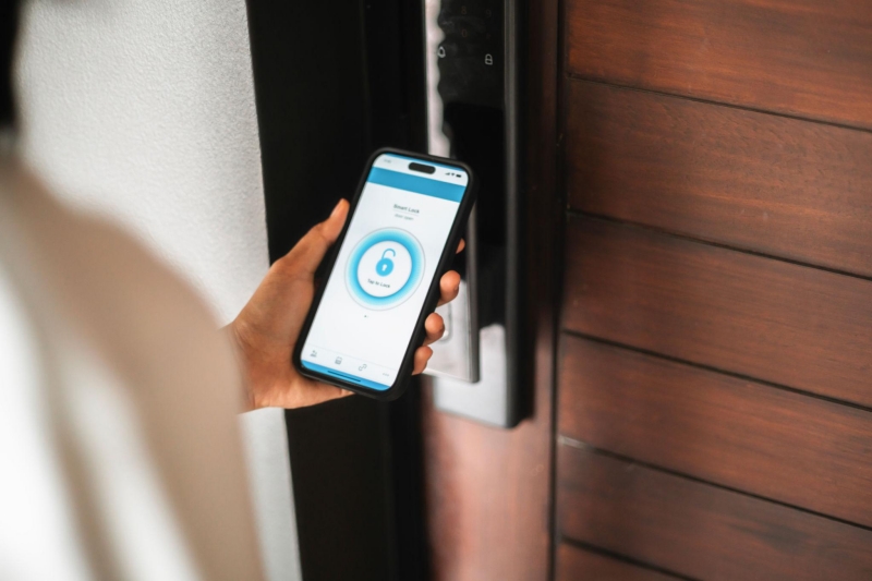 Nhiều loại khóa cửa được tích hợp kết nối Bluetooth, hỗ trợ mở khóa nhanh chóng trên điện thoại.