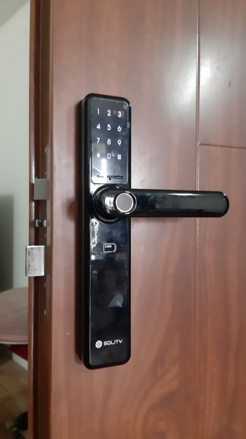 Top 8+ Khóa Điện Tử Tay Gạt Bảo Mật Cao, Giá Tốt Nhất Solity GM-1000BK với thiết kế tối giản theo phong cách Hàn Quốc.