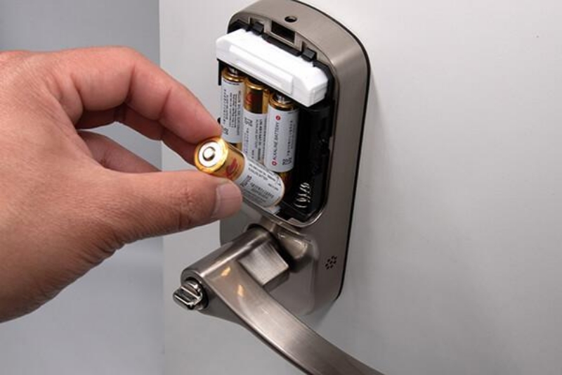 Thay pin Alkaline đúng cách giúp khóa cửa điện tử hoạt động ổn định và bền lâu hơn.