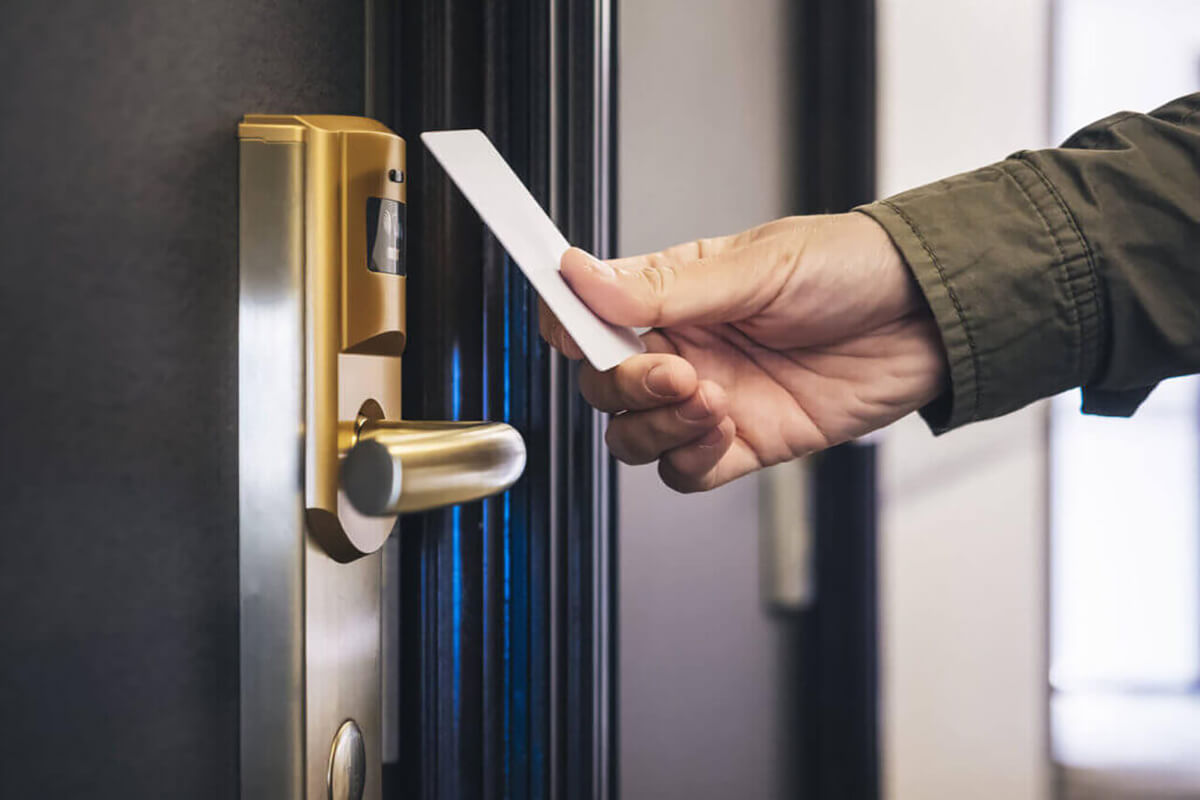 Hướng dẫn cách khóa cửa khách sạn mới nhất