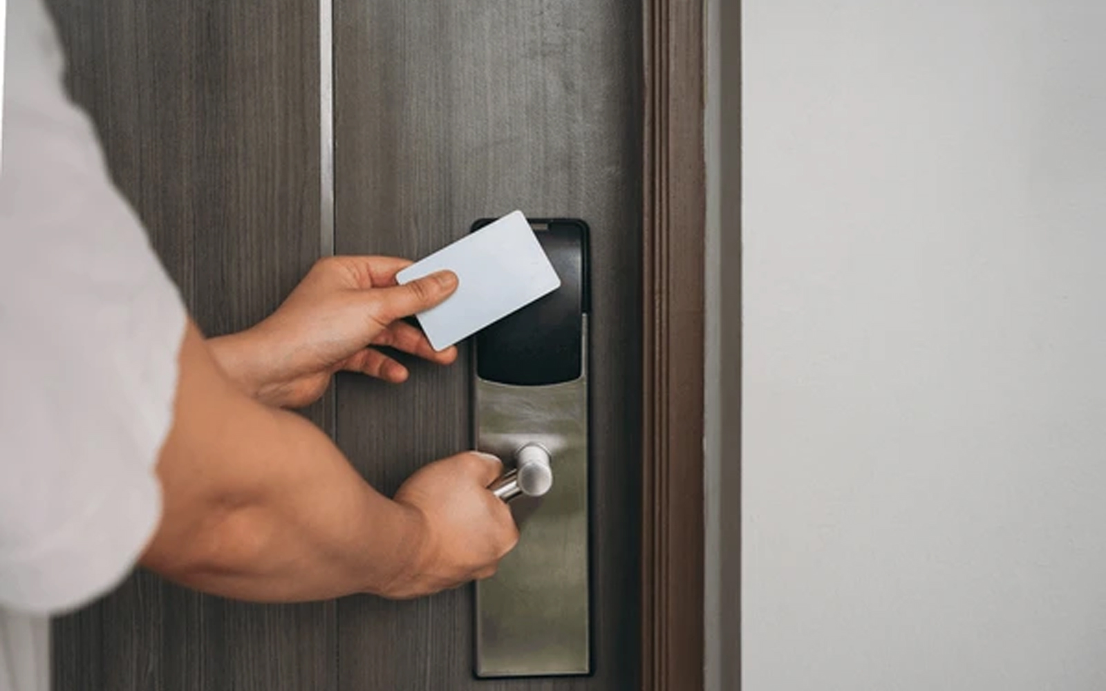 Hướng dẫn cách khóa cửa khách sạn mới nhất