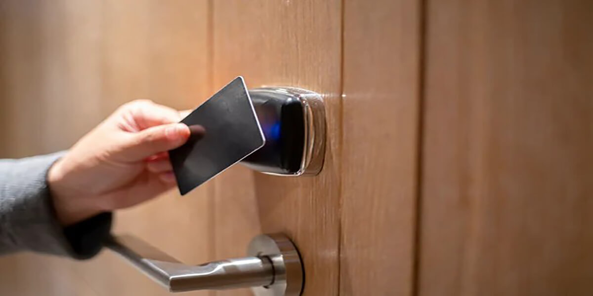 Hướng dẫn cách khóa cửa khách sạn mới nhất