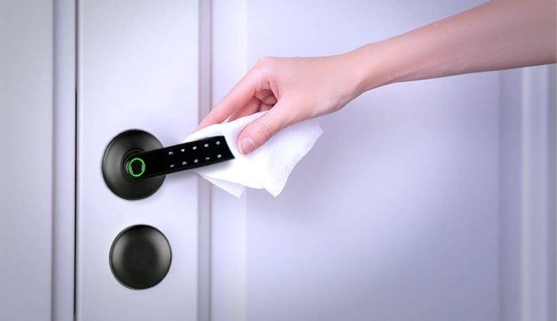 Lau sạch tay và cảm biến vân tay trước khi mở khoá.