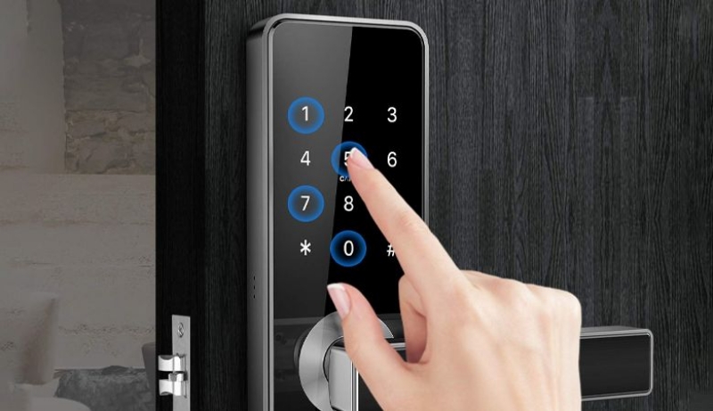 Khóa mã số cho phép mở cửa bằng mật khẩu, tiện lợi khi không cần mang theo chìa