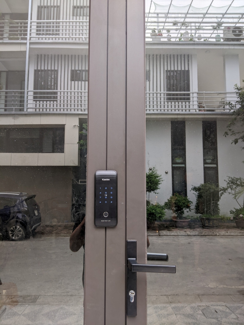 Khóa cần tương thích với loại cửa và kích thước đố để lắp đặt chắc chắn, vận hành ổn định