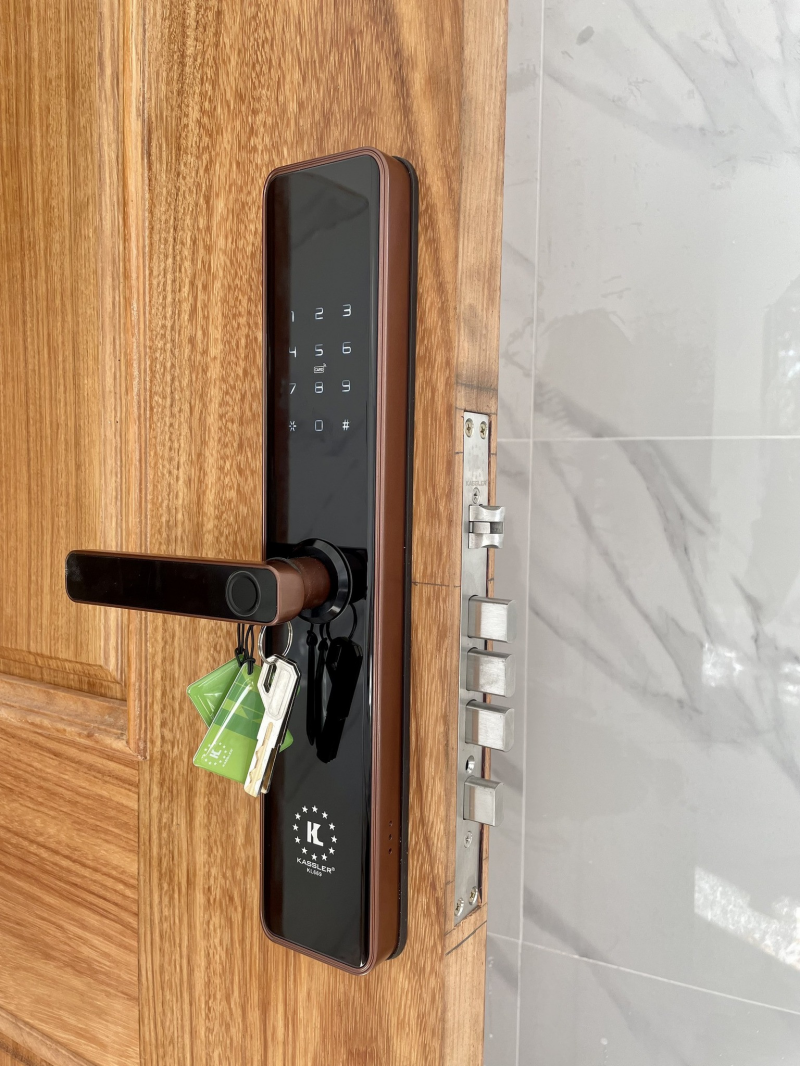 Kassler tập trung vào tính thực dụng, tương thích nhiều loại cửa và phù hợp nhu cầu sử dụng phổ thông đến trung cấp.
