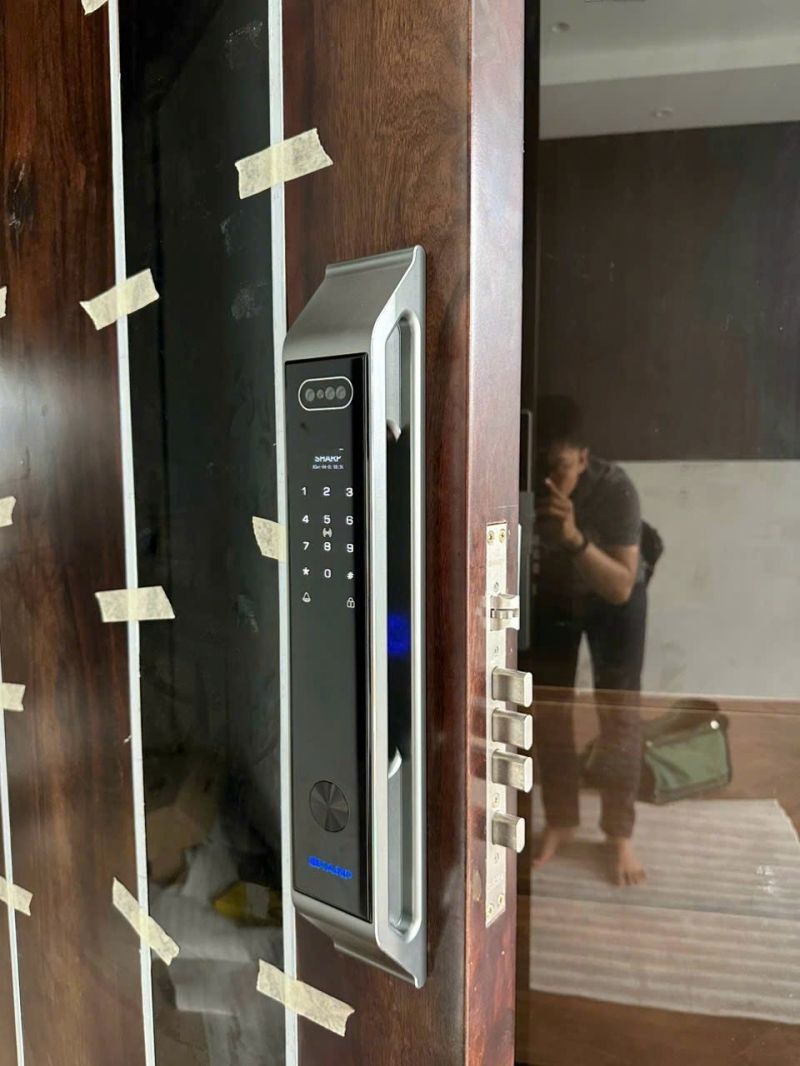 Kỹ thuật viên Ankihome lắp đặt khóa vân tay tại nhà, đảm bảo đúng kỹ thuật và vận hành ổn định