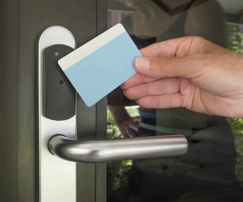 Khóa thẻ từ sử dụng thẻ chip để mở cửa nhanh, tiện lợi và dễ quản lý người dùng.