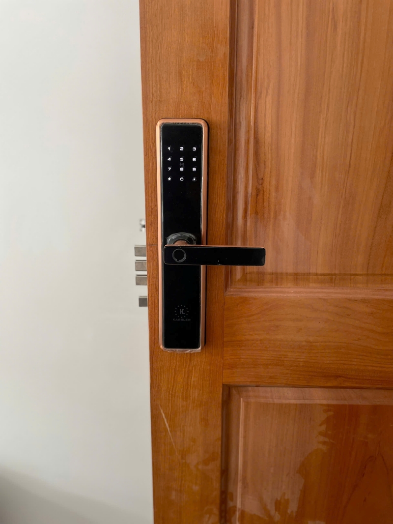 Cửa gỗ cao cấp được lắp khóa điện tử vân tay hiện đại, giúp tăng tính thẩm mỹ và an ninh cho ngôi nhà