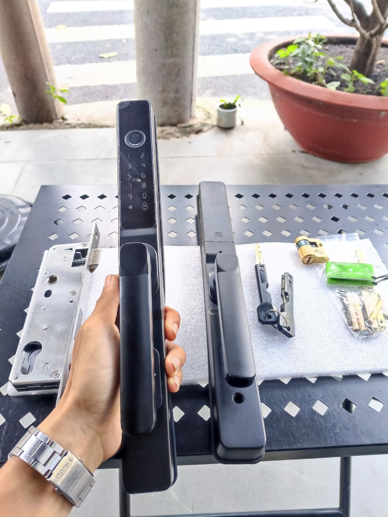 Khóa điện tử chuyên dụng lắp cho cửa nhôm Xingfa, phù hợp với đố cửa hẹp và mang lại trải nghiệm mở cửa thông minh