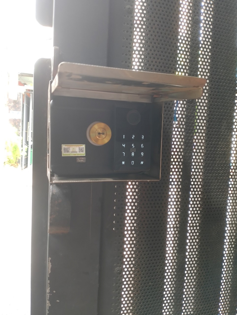 Khóa điện tử lắp ngoài trời cần có mái che bảo vệ và tiêu chuẩn chống nước IP65 để tăng độ bền theo thời gian