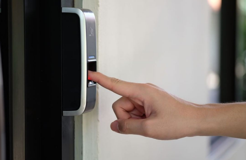 Hệ thống khóa thông minh quản lý và phân quyền truy cập cho từng người dùng.