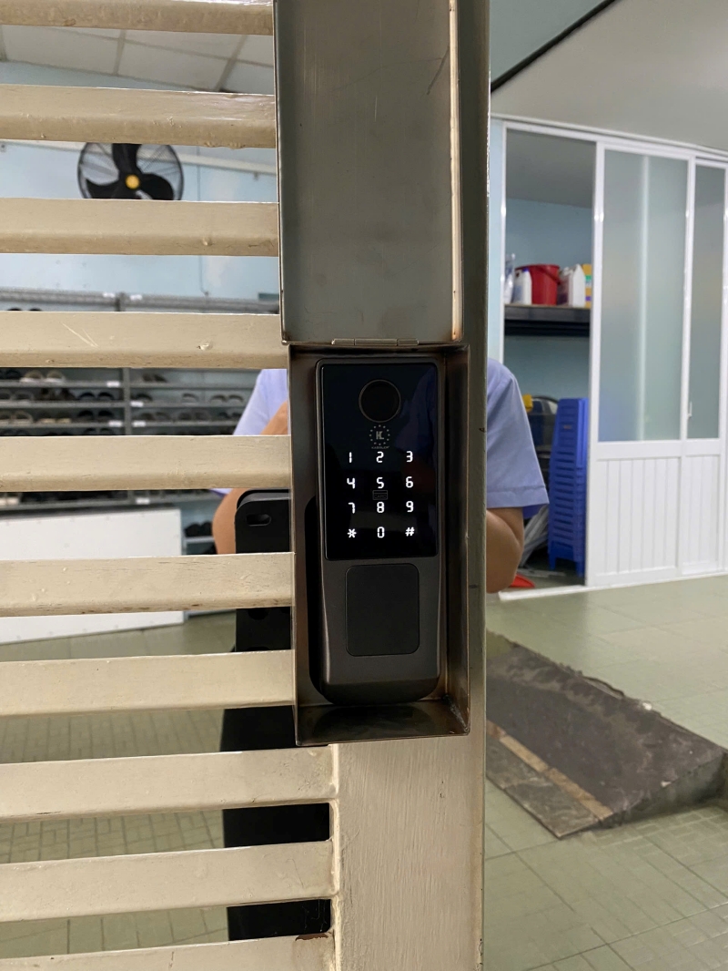 Khóa vân tay chuyên dụng cho cửa sắt là loại khóa phổ biến và bền bỉ nhất hiện nay cho kho hàng truyền thống.