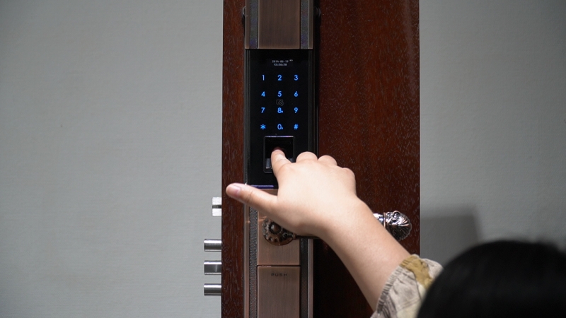 Khóa Cửa Vân Tay Là Gì, An Toàn Không? Ưu, Nhược Điểm & Cách Dùng Khóa vân tay sử dụng công nghệ nhận diện dấu vân tay của người dùng để xác thực và mở cửa.