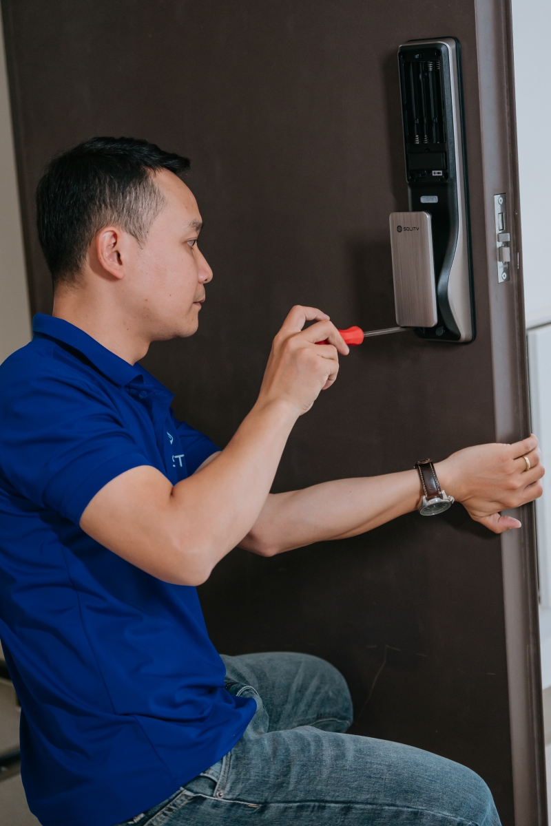 Kỹ thuật viên của Ankihome đang tiến hành lắp Solity cho khách hàng, đảm bảo chuẩn kỹ thuật