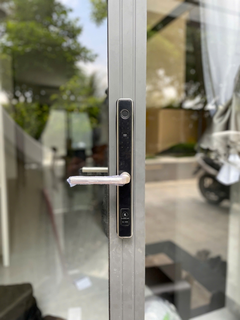 Lắp Khóa Thông Minh Tại Thủ Đức: Uy Tín, Lắp Đặt Nhanh & Miễn Phí Hình ảnh cửa chính nhà khách tại Thủ Đức sau khi lắp đặt khóa thông minh