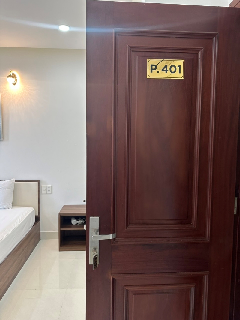 Lắp Khóa Thông Minh Tại Thủ Đức: Uy Tín, Lắp Đặt Nhanh & Miễn Phí Hình ảnh khóa cửa phòng khách sạn đã được hoàn thiện tại Thành phố Thủ Đức