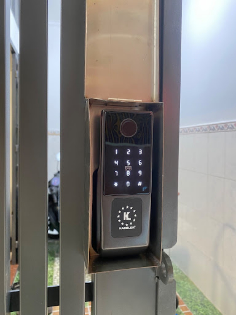 Lắp Khóa Thông Minh Tại Thủ Đức: Uy Tín, Lắp Đặt Nhanh & Miễn Phí Hình ảnh lắp đặt khóa Kassler cửa cổng cho khách hàng ở Thủ Đức