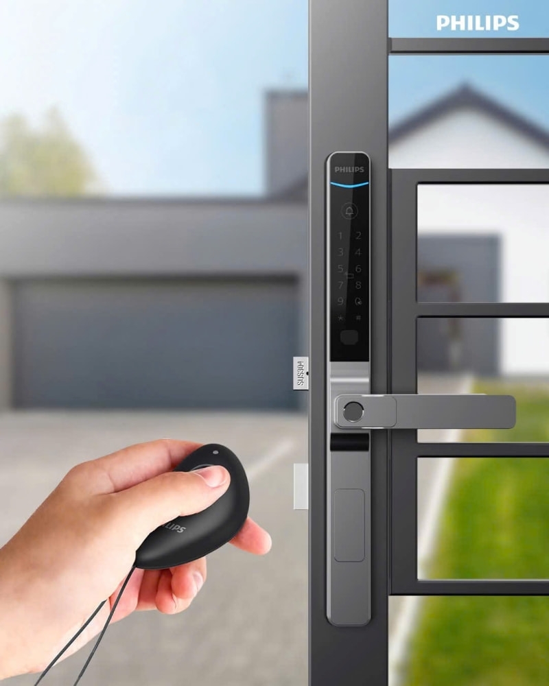 Hướng Dẫn Mở Khóa Vân Tay Đúng Cách & Đơn Giản Tại Nhà Sử dụng điều khiển Remote để mở khoá cửa vân tay trong phạm vi gần, không cần thao tác trực tiếp.