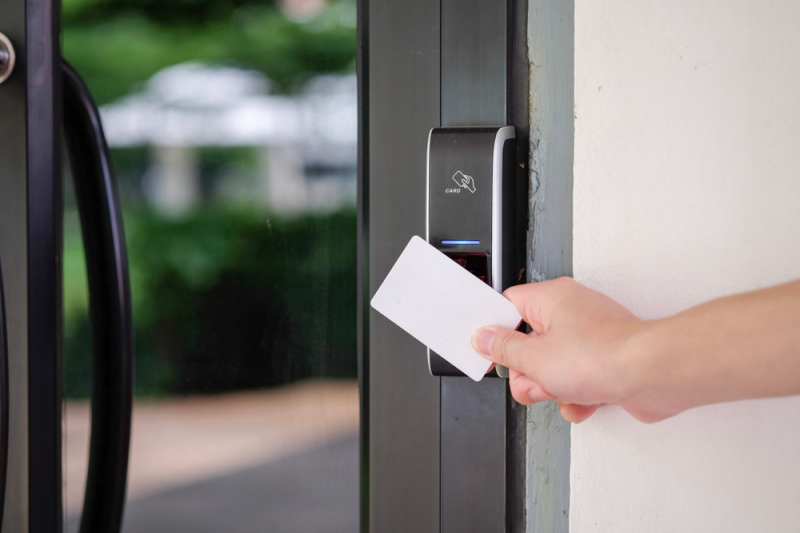 Top 5 Cách Mở Khoá Cửa Thông Minh Hiện Đại, Mới Nhất 2026 Khoá cửa vân tay tích hợp thẻ từ mang đến sự tiện lợi cho mọi gia đình.