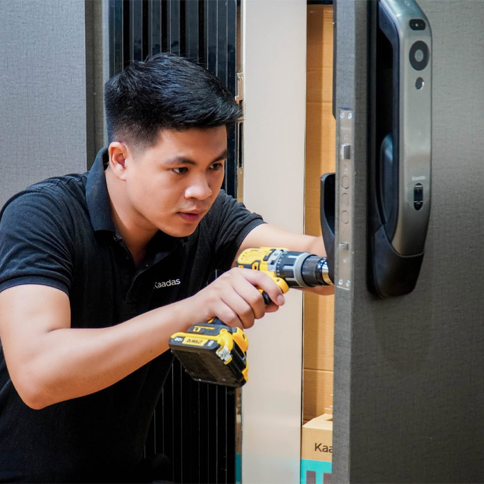 Cách đảo chiều tay gạt khóa điện tử tại nhà đơn giản, đúng kỹ thuật