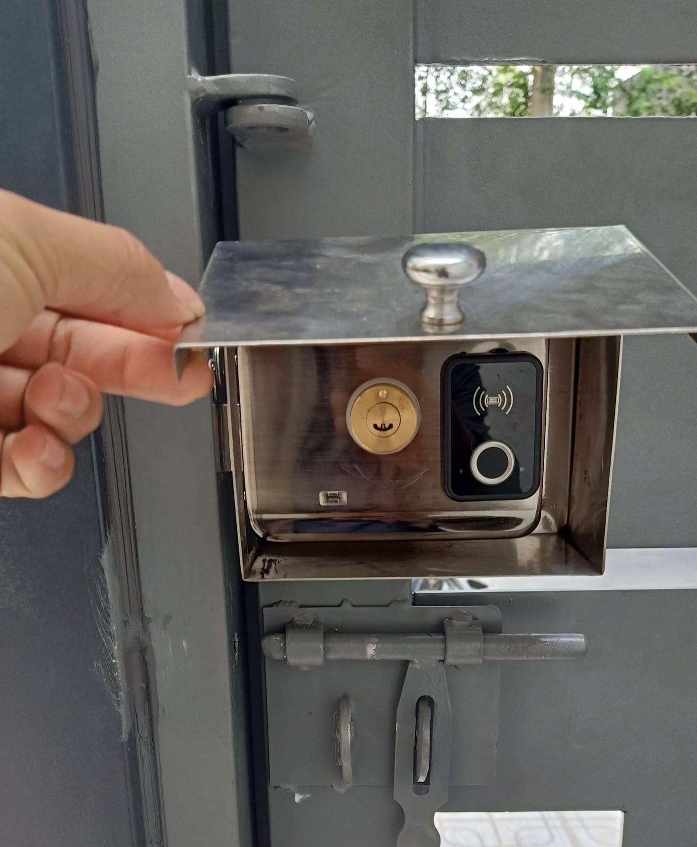Cách lắp hộp che mưa (máng che) cho khóa cửa vân tay cổng sắt ngoài trời