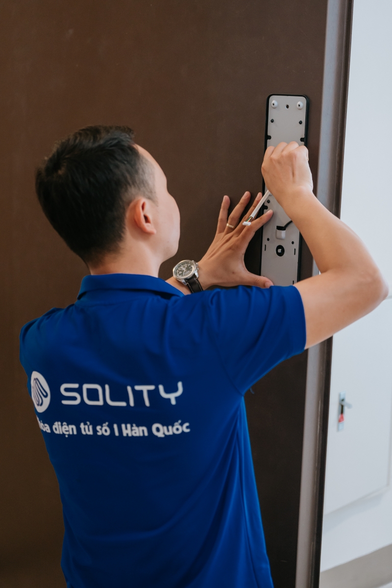 Cách lắp hộp che mưa (máng che) cho khóa cửa vân tay cổng sắt ngoài trời