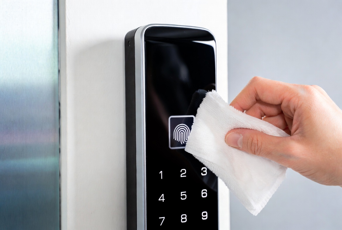 Cách vệ sinh khóa cửa điện tử đơn giản, nhanh chóng tại nhà