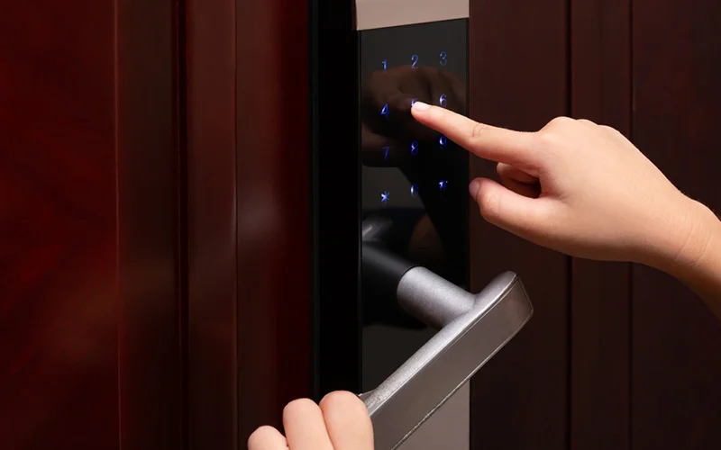 Có nên chia sẻ mật khẩu và vân tay cho người giúp việc hoặc khách thuê nhà không?