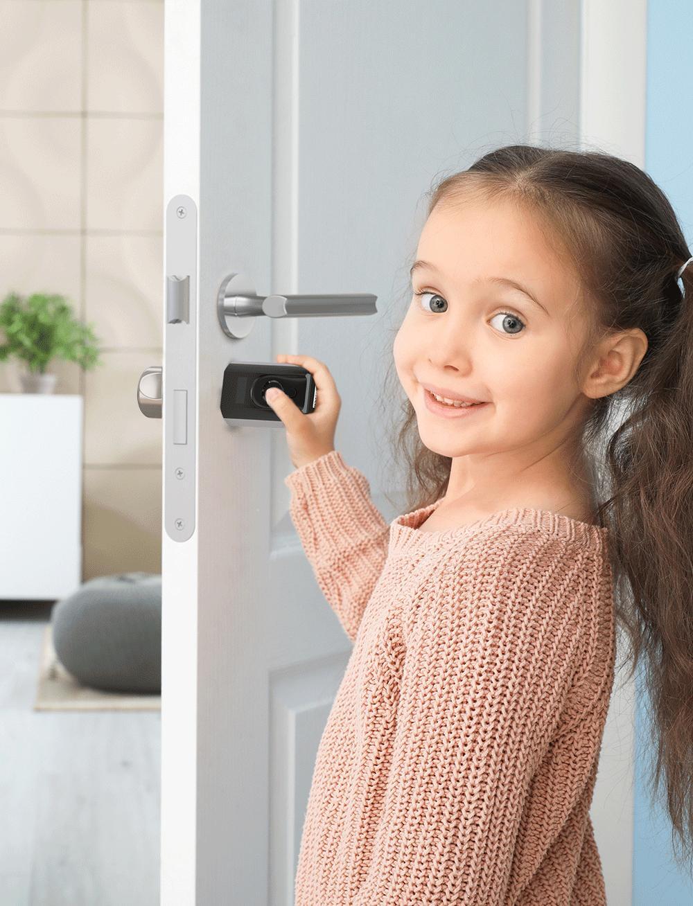 Giải Pháp Khóa Cửa Vân Tay Nhận Diện Cho Người Già & Trẻ Em