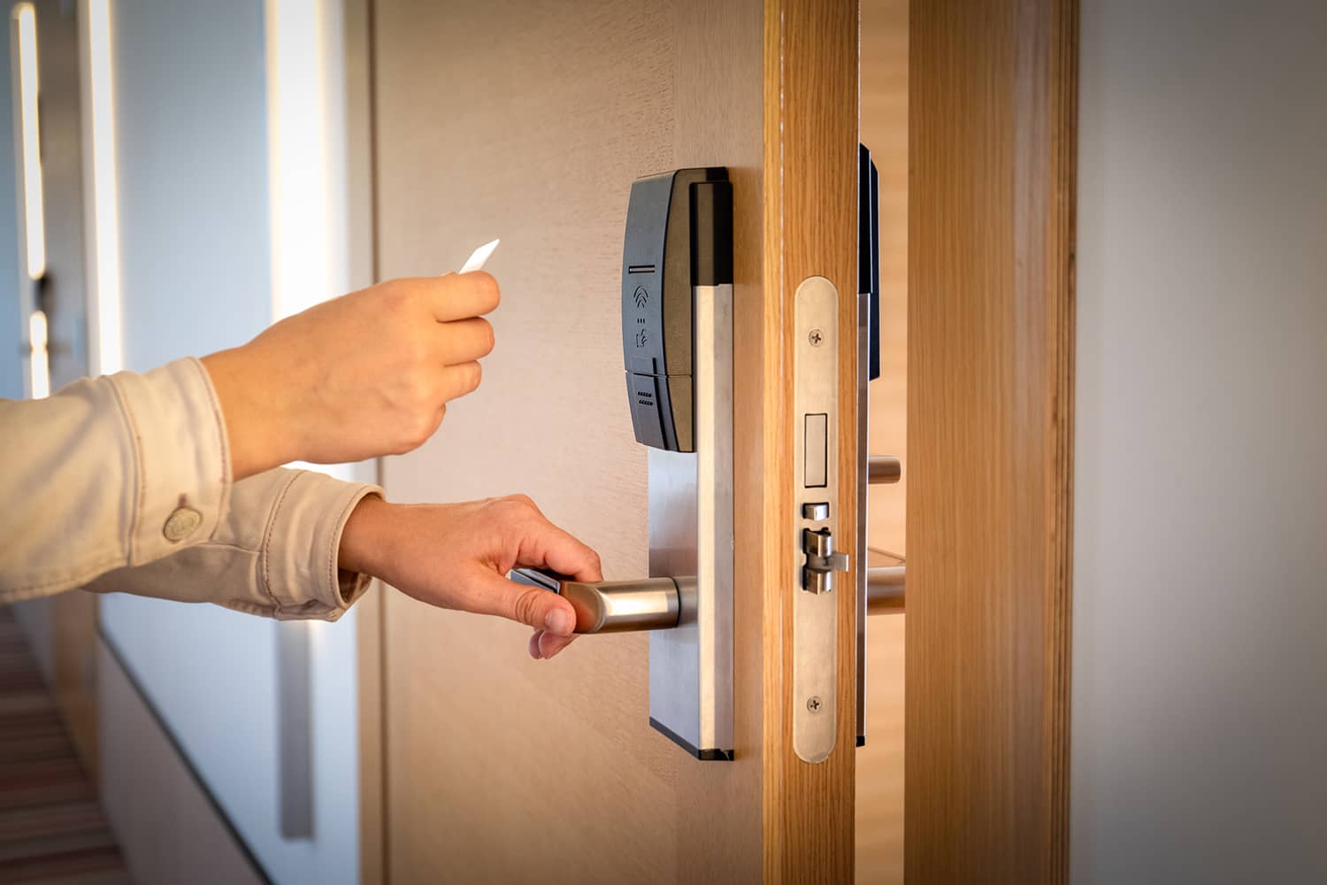 Hướng dẫn chi tiết cách sử dụng khóa cửa thẻ từ Hướng dẫn chi tiết cách sử dụng khóa cửa thẻ từ
