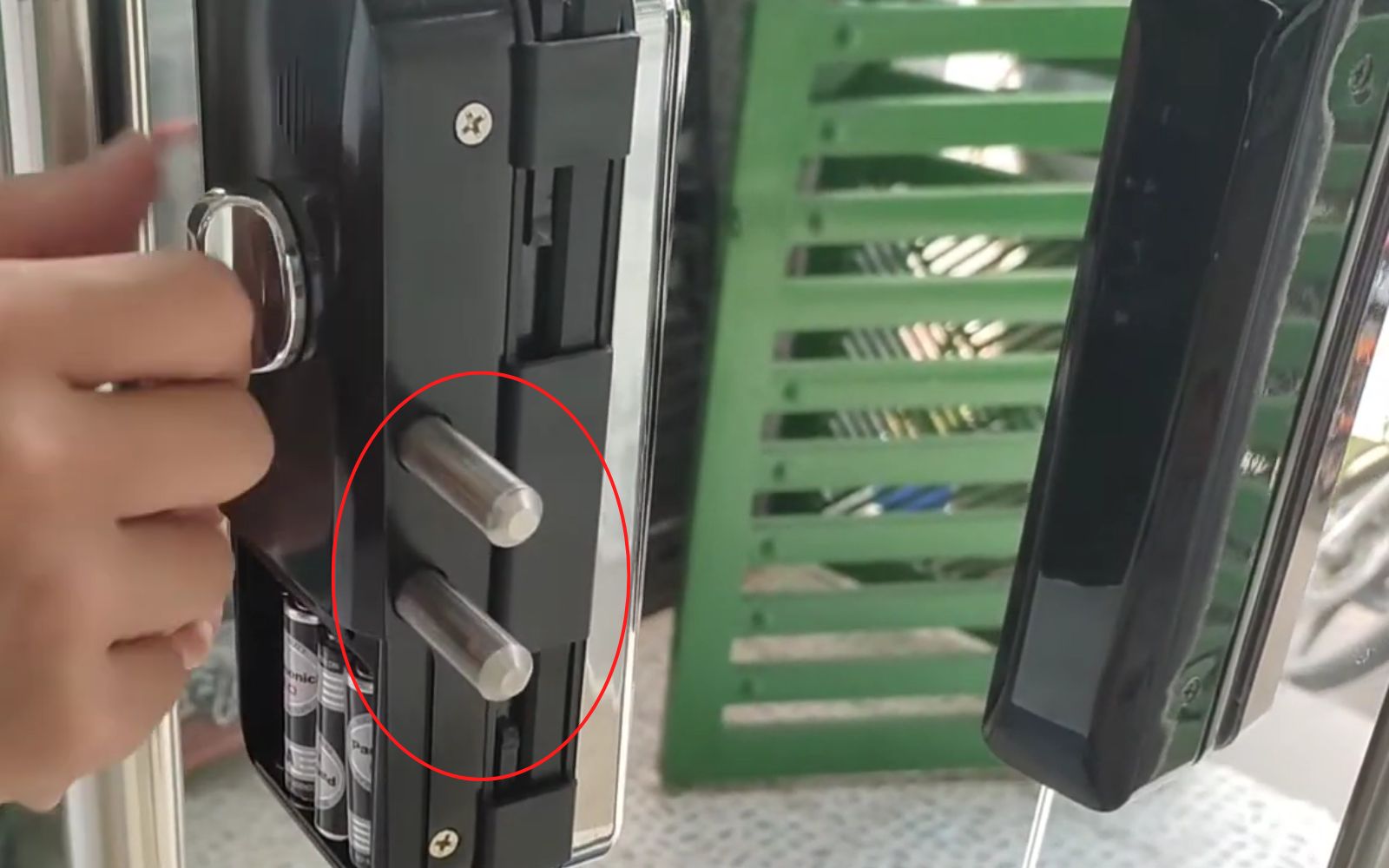 Hướng dẫn lắp đặt khóa vân tay cho cửa kính chuẩn kỹ thuật nhất