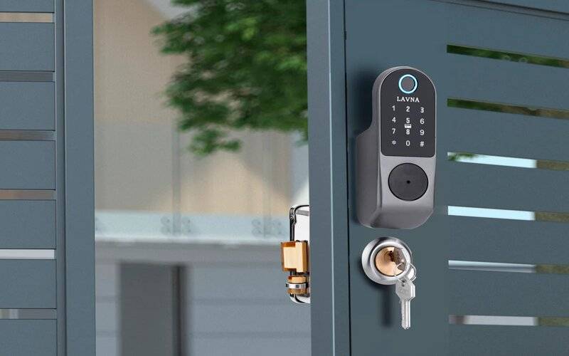 Khóa cửa vân tay có mở được bằng chìa cơ không