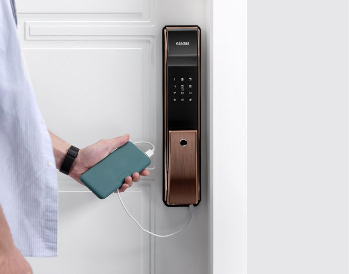 Khóa Điện Tử Hết Pin? 3 Cách Mở Cửa Nhanh & An Toàn