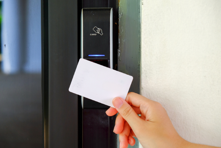 So Sánh Khóa Cửa Vân Tay Và Khóa Cửa Thẻ Từ - Loại Nào Tốt Hơn?