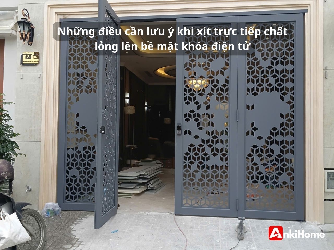 Lưu ý gì khi xịt trực tiếp chất lỏng lên bề mặt khóa điện tử?