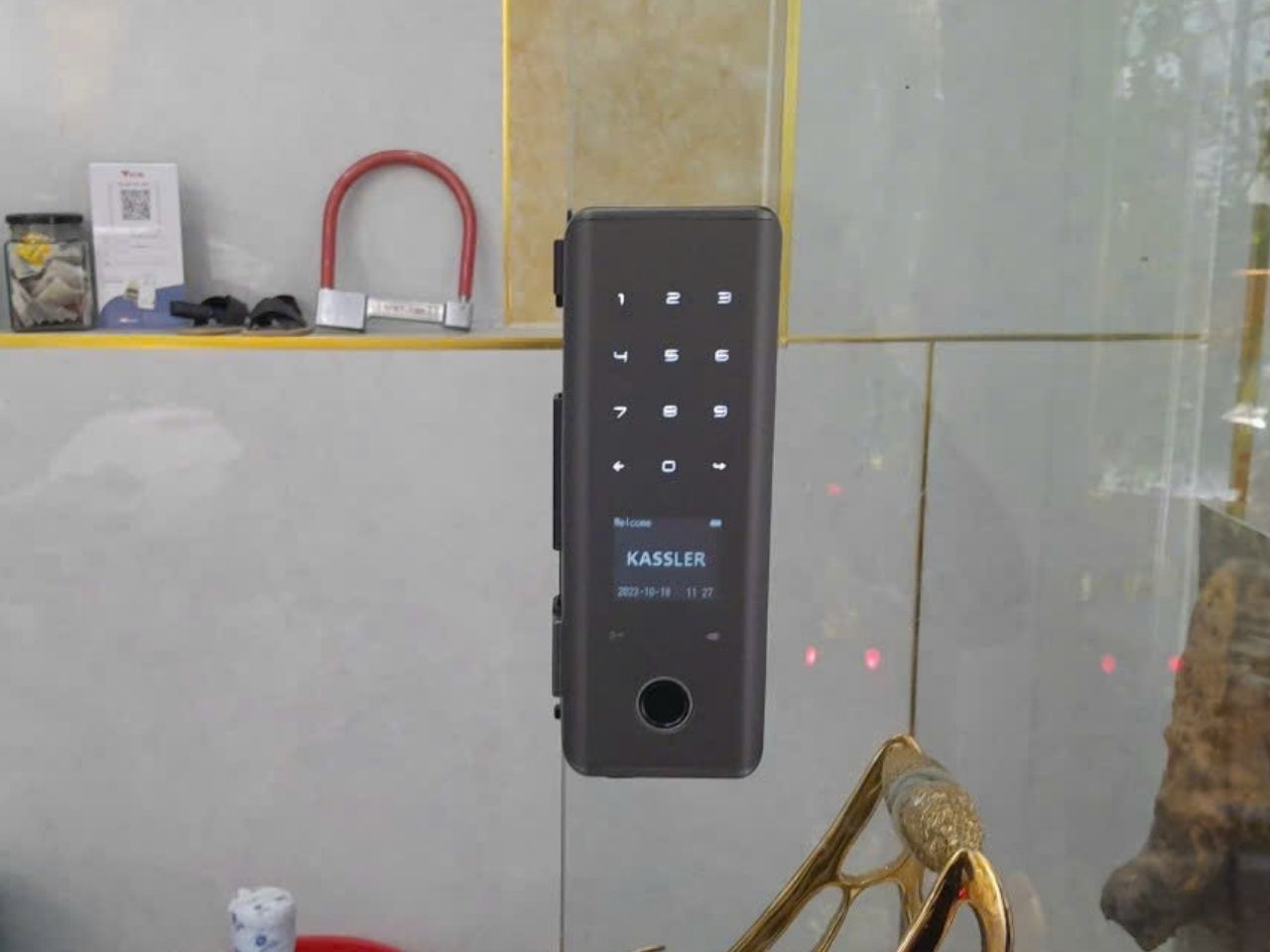 Lưu ý gì khi xịt trực tiếp chất lỏng lên bề mặt khóa điện tử?