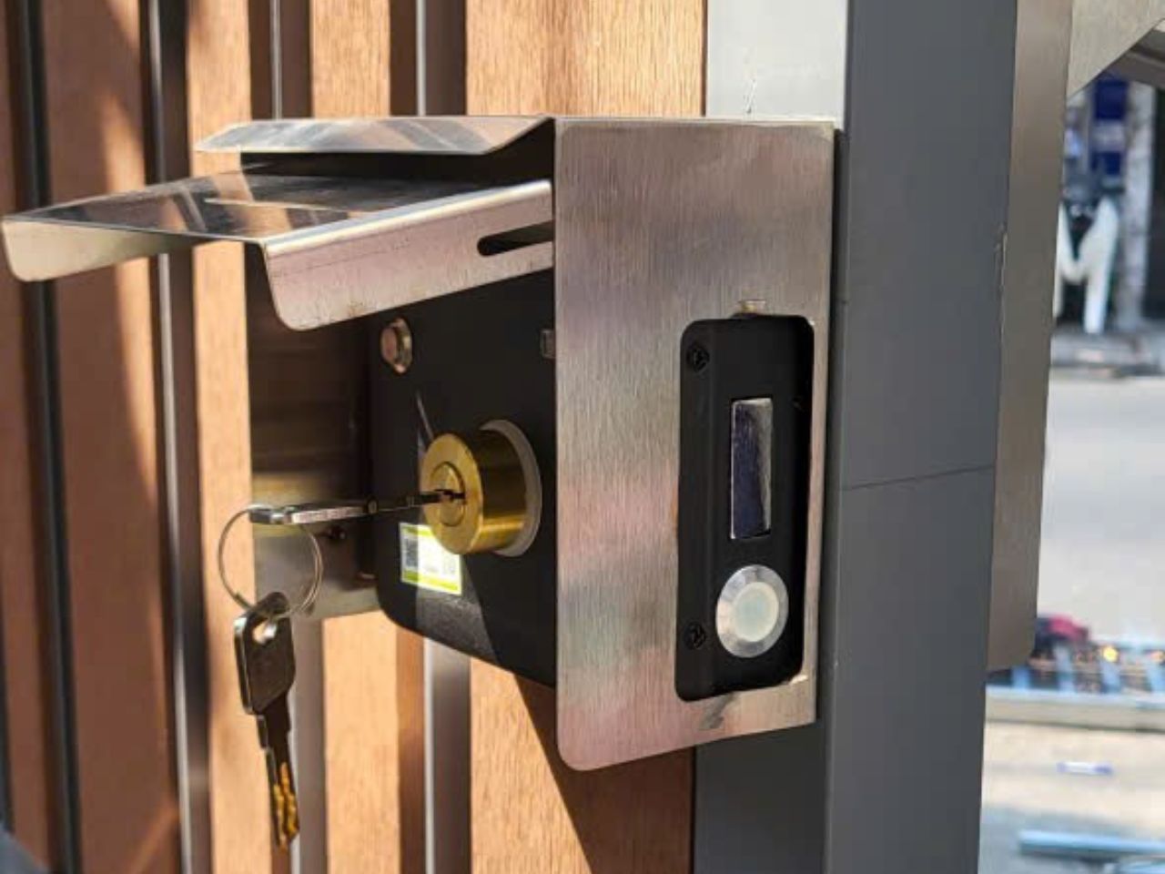 Lưu ý gì khi xịt trực tiếp chất lỏng lên bề mặt khóa điện tử?