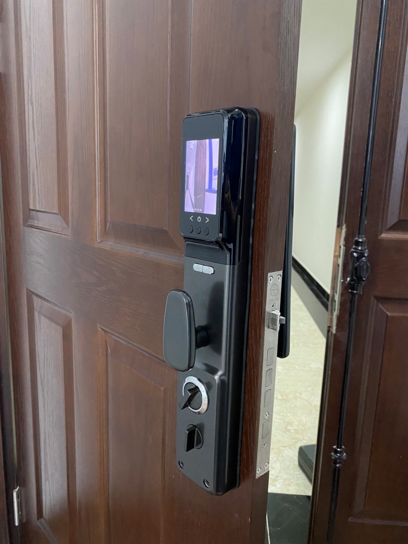 Tại Sao Nên Chọn Khóa Cửa Thông Minh Tích Hợp Camera Giám Sát?