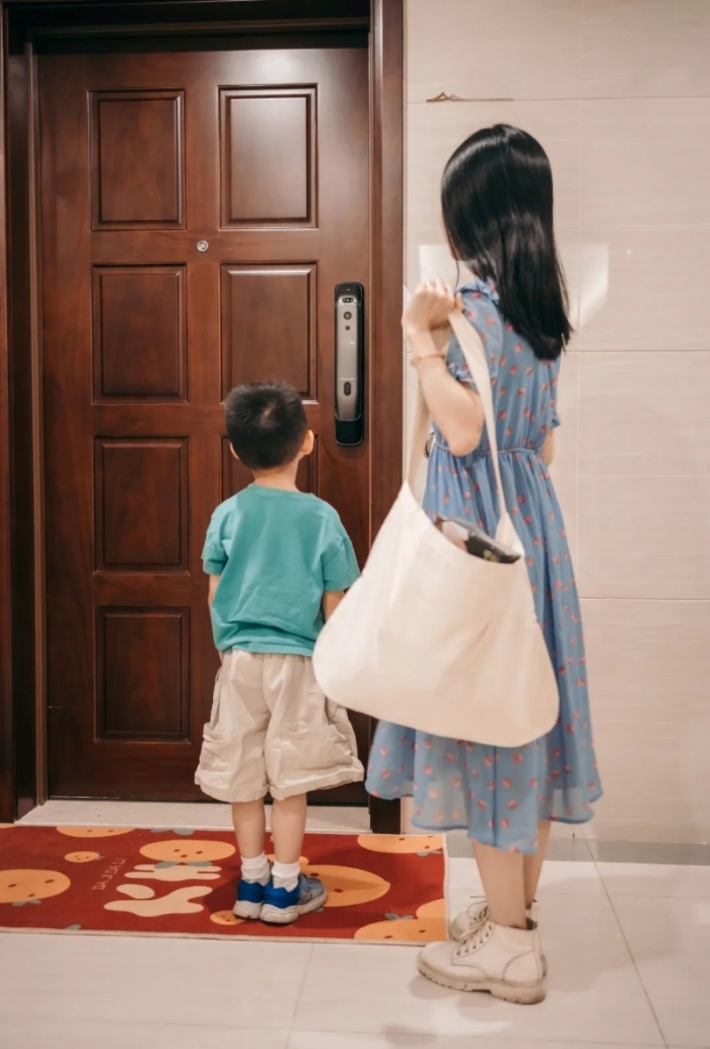 Tại Sao Nên Chọn Khóa Cửa Thông Minh Tích Hợp Camera Giám Sát?